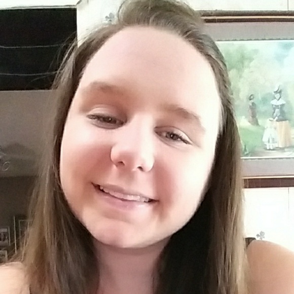 Meet your Posher, Britney - Picture 2 of 3